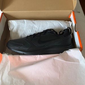 8 Women’s Nike Todos